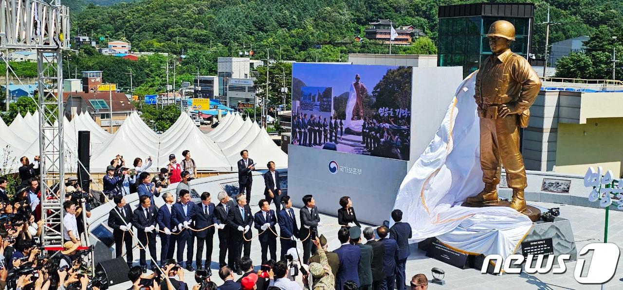 본문 이미지 - 5일 오후 경북 칠곡군 다부동전적기념관에서 고 백선엽 장군의 동상 제막식이 진행되고 있다. 높이 4.2m 너비 1.56m 크기의 백 장군 동상은 동서남북 사방으로 대한민국을 지키고 수호한다는 의미에서 360도 회전할 수 있도록 제작됐다.2023.7.5/뉴스1 ⓒ News1 정우용 기자