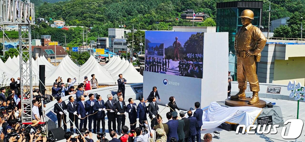 본문 이미지 - 5일 오후 경북 칠곡군 다부동전적기념관에서 고 백선엽 장군 동상 제막식이 진행되고 있다. 2023.7.5/뉴스1 ⓒ News1 정우용 기자
