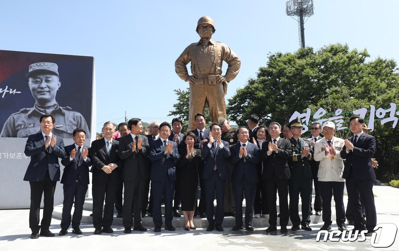 본문 이미지 - 6·25전쟁 정전 70주년과 백선엽 장군 3주기를 맞아 고(故) 백선엽 장군(1920~2020) 동상 제막식이 5일 오후 경북 칠곡군 다부동전적기념관에서 열렸다. 백 장군 맏딸 백남희씨, 박민식 국가보훈부 장관, 이철우 경북도지사, 윤재옥 국민의힘 원내대표, 김관진 백선엽장군기념재단 이사장을 비롯한 내빈들이 동상을 제막 후 기념촬영 하고 있다. 2023.7.5/뉴스1 ⓒ News1 공정식 기자