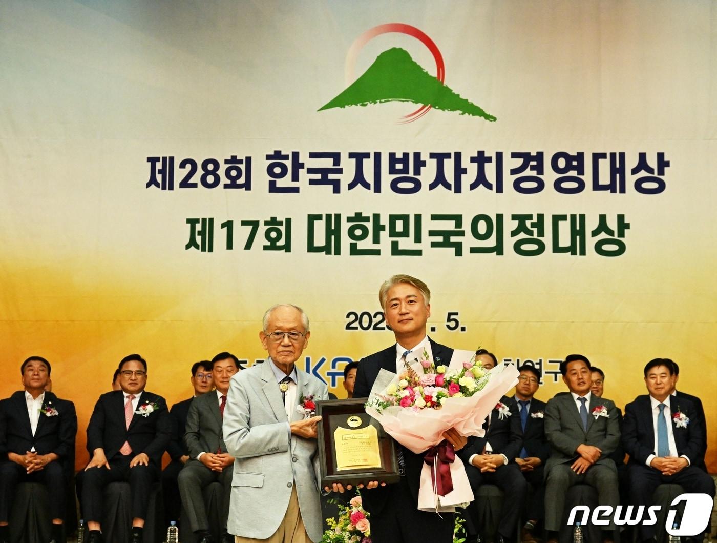 본문 이미지 - 5일 서울 공군호텔에서 열린 (사)한국공공자치연구원 주관 '제28회 한국지방자치경영대상' 시상식에서 김이강 광주 서구청장이 종합대상과 주민자치부문 대상을 수상하고 기념촬영하고 있다. (광주 서구 제공) 2023.7.5/뉴스1 ⓒ News1 
