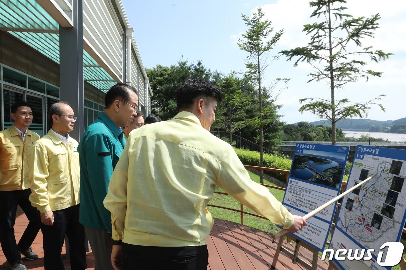 권영세 통일부 장관이 5일 경기도 연천군 군남댐을 방문해 관계자들의 설명을 듣고 있다.(통일부 제공) 