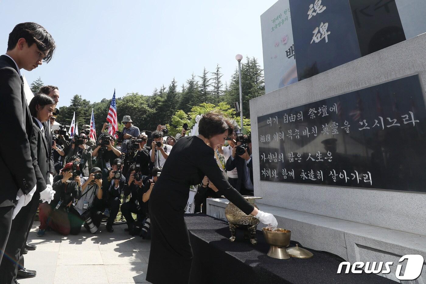 본문 이미지 - 5일 오후 경북 칠곡군 다부동전적기념관에서 열린 고(故) 백선엽 장군 3주기 추모식에서 백 장군 맏딸 백남희씨가 유족대표로 구국용사충혼비에 분향하고 있다. 2023.7.5/뉴스1 ⓒ News1 공정식 기자