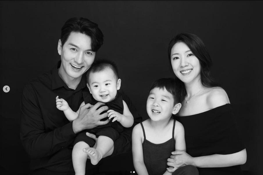 본문 이미지 - 이필모 서수연 부부 가족사진/ 서수연 인스타그램 캡처