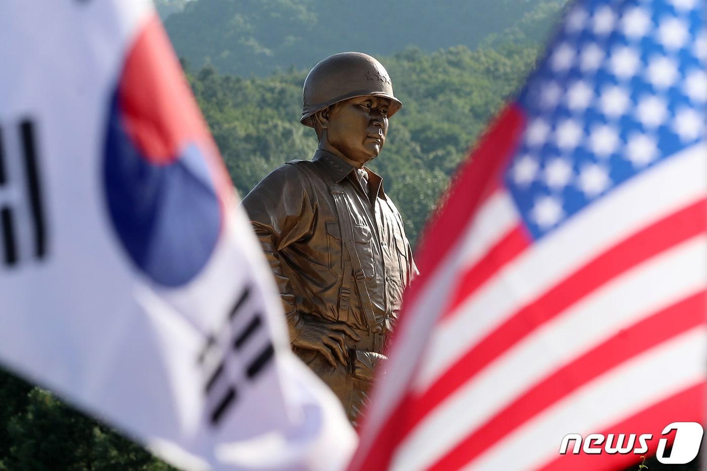 본문 이미지 - 6·25전쟁 정전 70주년과 백선엽 장군 3주기를 맞아 5일 오후 경북 칠곡군 다부동전적기념관에서 열린 고(故) 백선엽 장군(1920~2020) 동상 제막식을 통해 공개된 백선엽 장군 동상이 우뚝 서 있다. 2023.7.5/뉴스1 ⓒ News1 공정식 기자