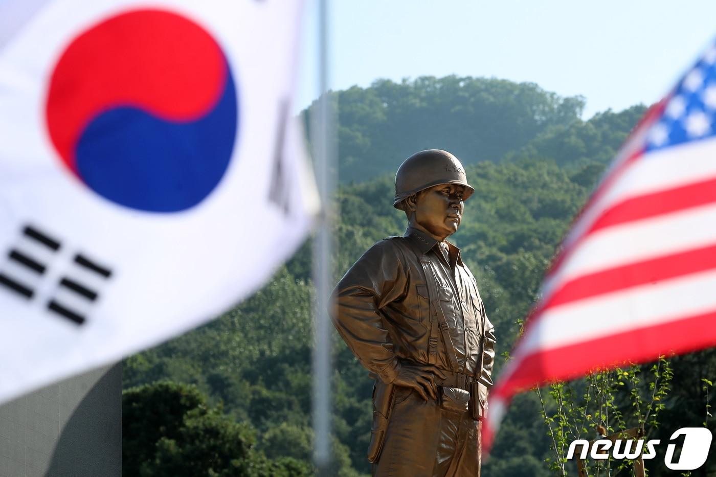 본문 이미지 -  경북 칠곡군 다부동전적기념관의 백선엽 장군 동상.  2023.7.5 ⓒ 뉴스1 공정식 기자