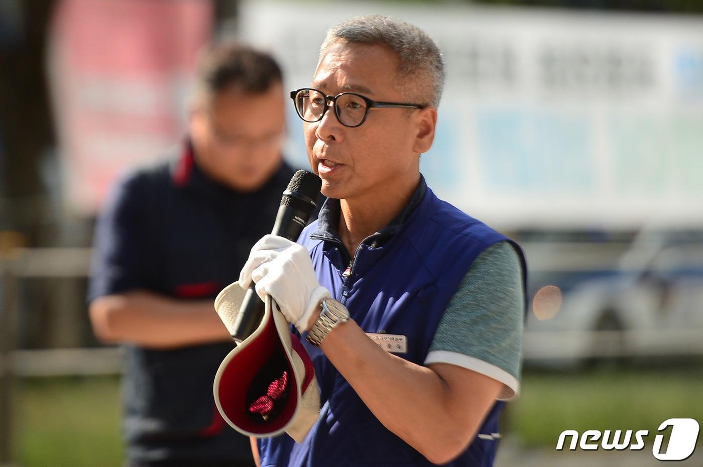 '민주노총 전국동시다발 총파업 승리 결의대회'에서 이종욱 본부장이 발언하는 모습. 뉴스1 DB