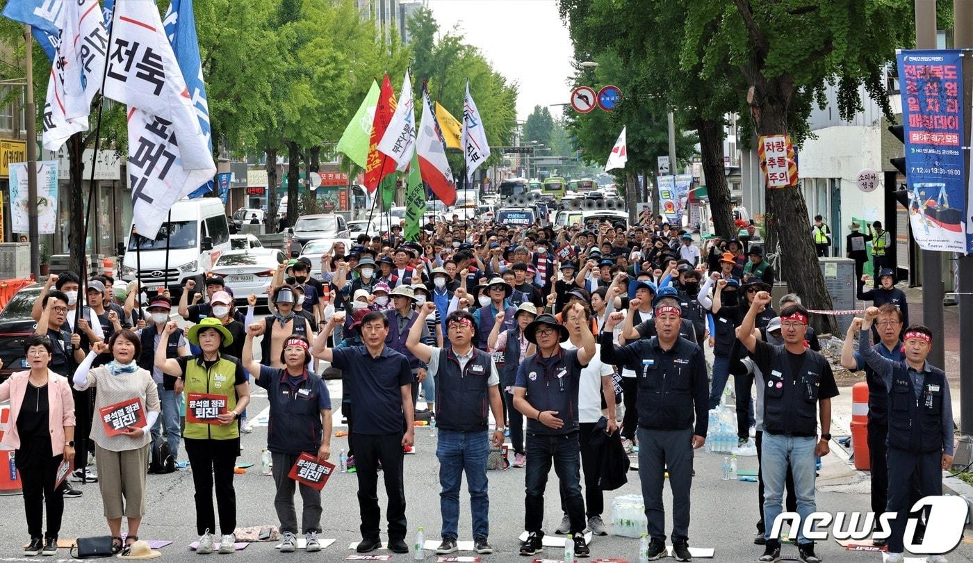 민주노총 전북본부는 이날 오후 4시 전주시 완산구 국민의힘 전북도당 앞에서 '민주노총 총파업 전북대회'를 열고 윤석열 정권 퇴진을 촉구했다.2023.7.5/뉴스1