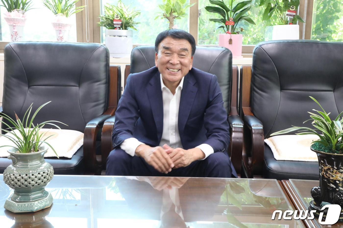본문 이미지 - 김규찬 의령군의회 의장.