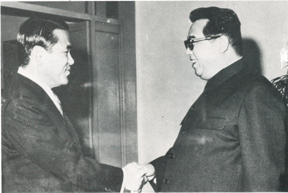 본문 이미지 - 1972년 5월3일 평양을 찾은 당시 이후락 중앙정보부장이 김일성 주석과 만나 악수를 하고 있다.  (통일부 제공)