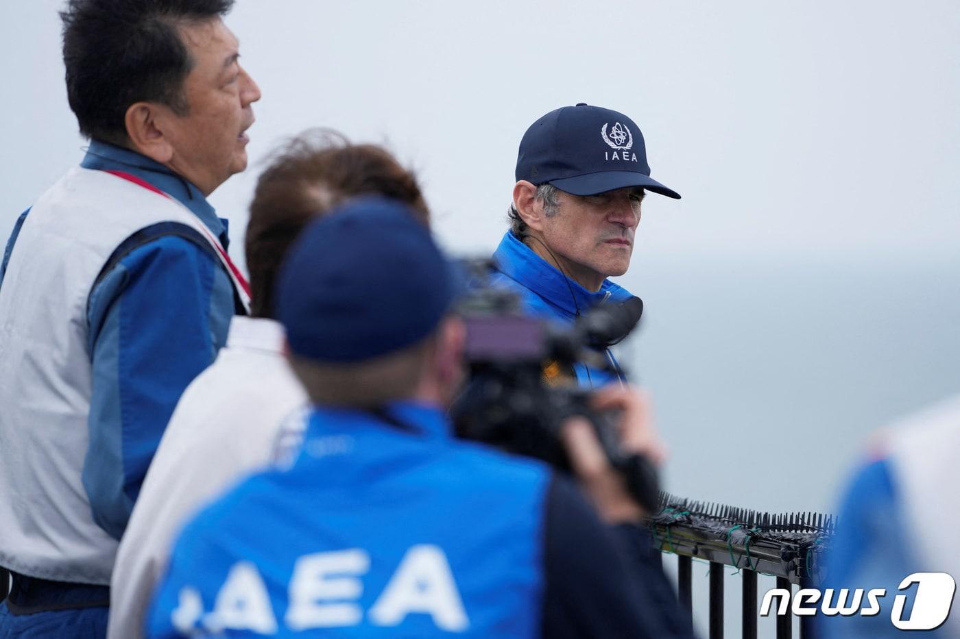 본문 이미지 - 라파엘 그로시 국제원자력기구(IAEA) 사무총장이 5일 일본 후쿠시마 제1원자력발전소를 방문해 오염수 방류 설비를 시찰했다. IAEA는 전날(4일) 최종 보고서를 통해 일본의 오염수 방류 계획이 국제 안전기준에 부합한다고 밝혔다. 2023.07.05/ ⓒ 로이터=뉴스1 ⓒ News1 박재하 기자