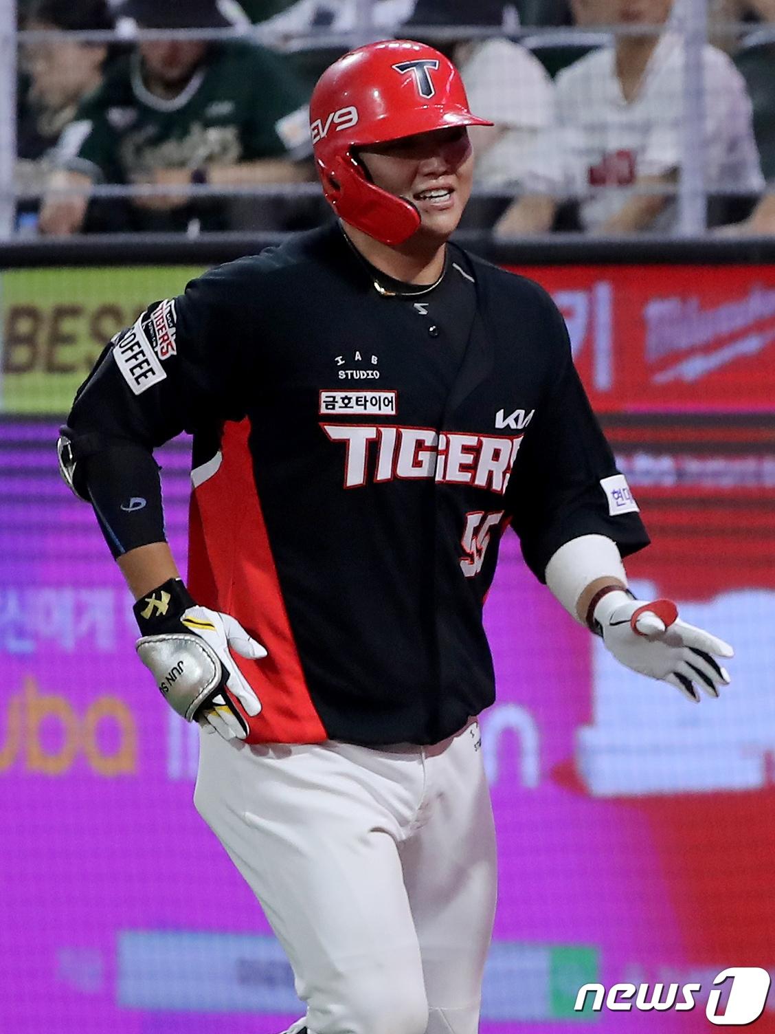 본문 이미지 - 5일 오후 인천 미추홀구 SSG 랜더스 필드에서 열린 2023 신한 SOL KBO리그 KIA 타이거즈와 SSG 랜더스의 경기 6회초 KIA 공격 1사 상황에서 한준수가 솔로 홈런 친 뒤 더그아웃으로 향하고 있다. 2023.7.5/뉴스1 ⓒ News1 장수영 기자