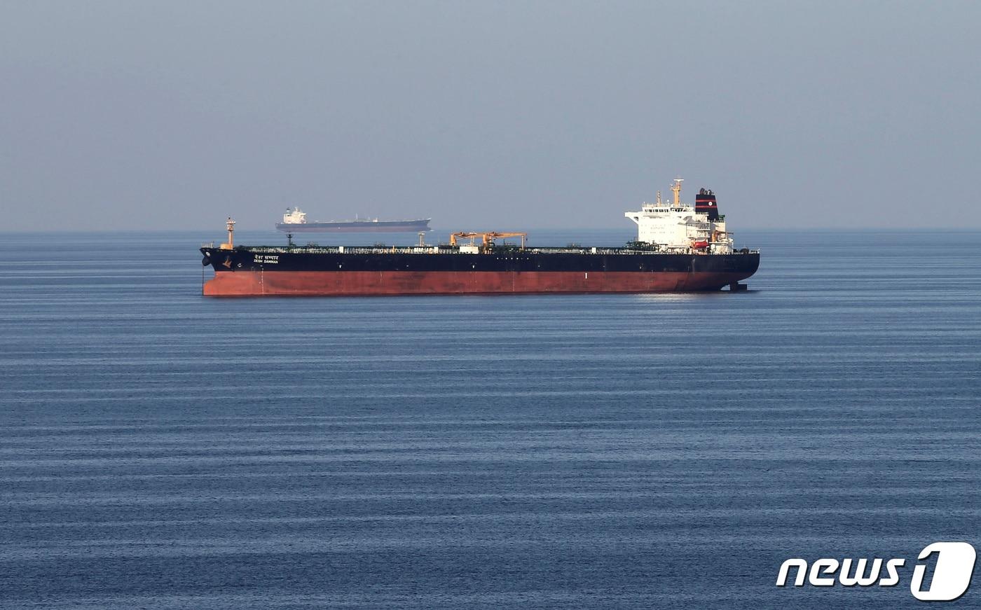 유조선이 호르무즈 해협을 지나고 있다. 2018.12.21/ ⓒ 로이터=뉴스1 ⓒ News1 박재하 기자