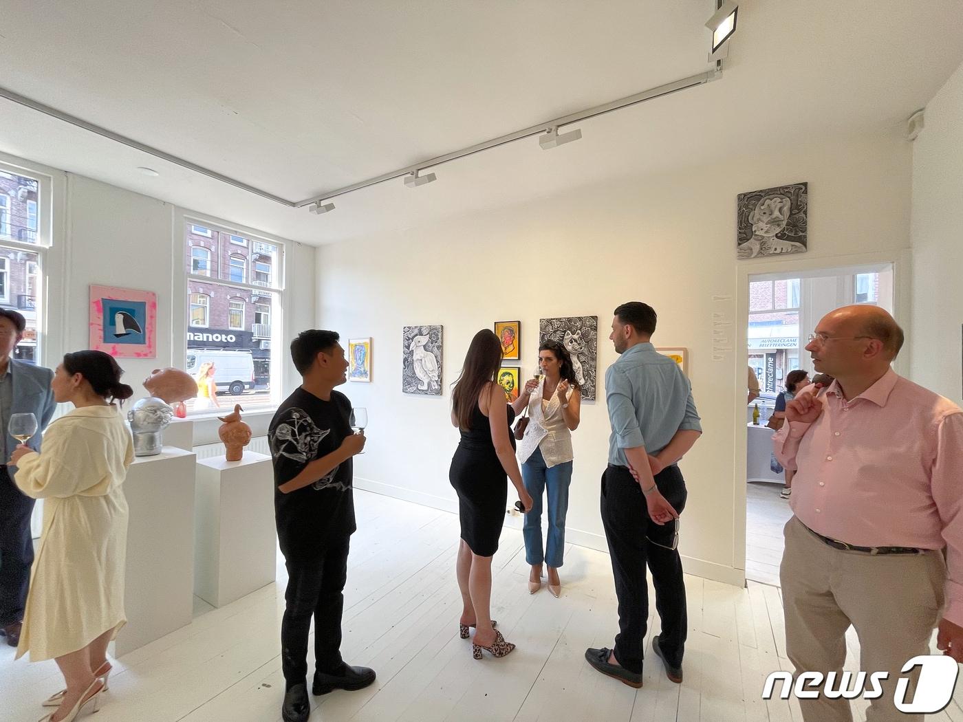 본문 이미지 - 네덜란드 암스테르담의 엔서울&#40;ENSEOUL&#41; 갤러리에 정희기·정민기 듀오전을 보기 위한 관객들이 가득 차 있다. ⓒ News1 차현정 통신원