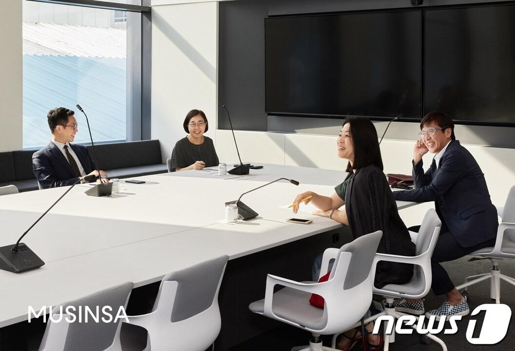 본문 이미지 - 5일 무신사 캠퍼스 N1에서 열린 '무신사 지식재산권 보호위원회' 킥오프 미팅에 참가한 전문위원들. 왼쪽부터 조민희 변호사, 이지영 변리사, 박선희 기자, 이재경 변호사.(무신사제공)