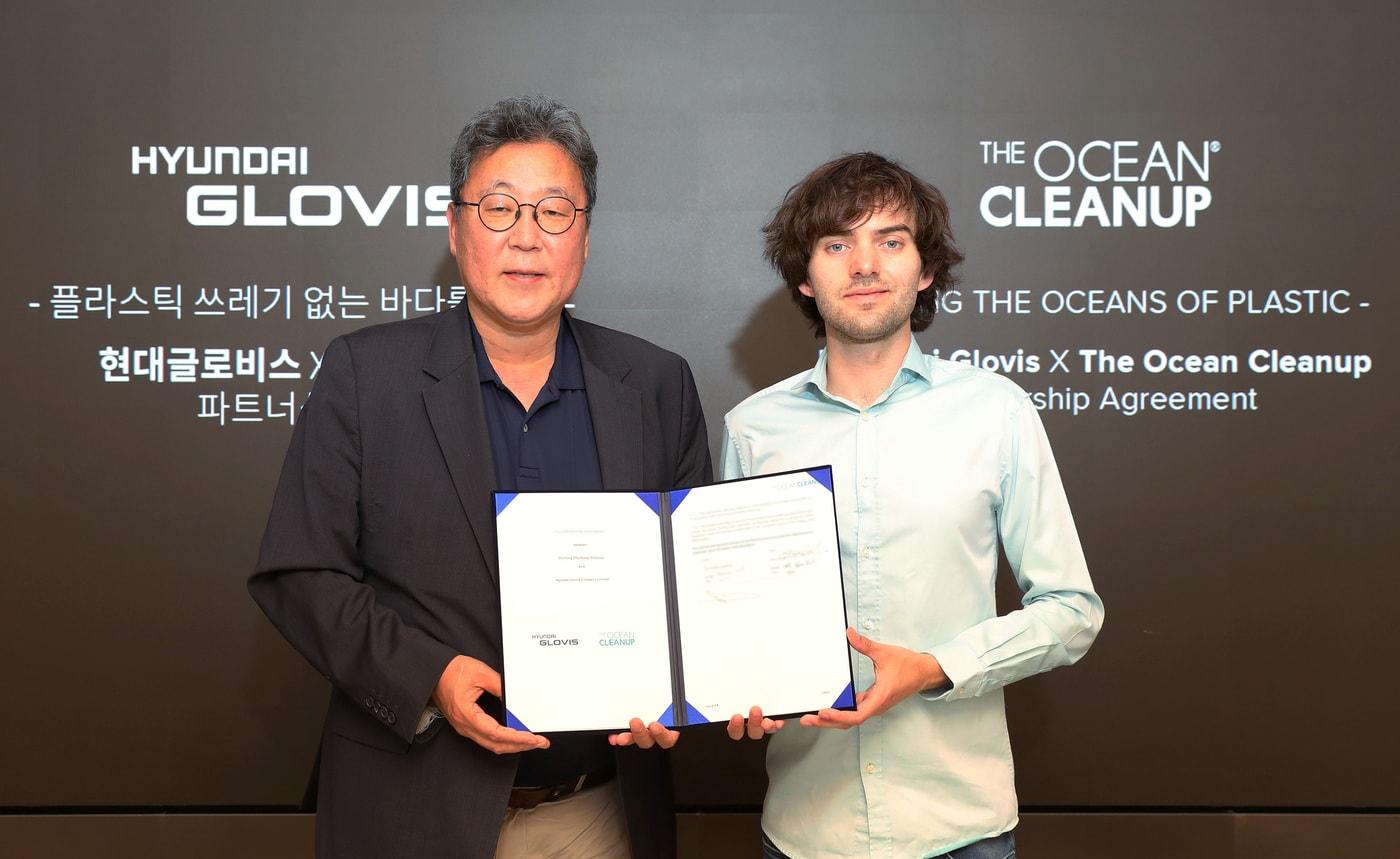 본문 이미지 - 이규복 현대글로비스 대표(왼쪽)와 보얀 슬랫 오션클린업 CEO가 5일 파트너십 체결 후 기념촬영을 하고 있다(현대글로비스 제공). ⓒ 뉴스1