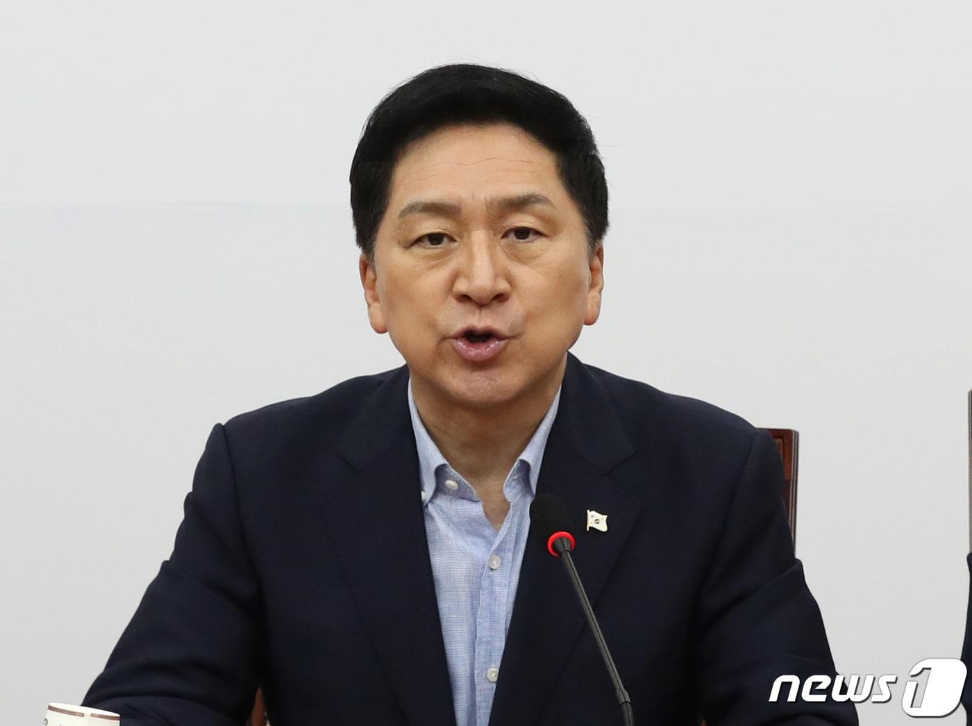 본문 이미지 - 김기현 국민의힘 대표가 6일 오전 서울 여의도 국회에서 열린 최고위원회의에서 모두 발언을 하고 있다. 2023.7.6/뉴스1 ⓒ News1 송원영 기자