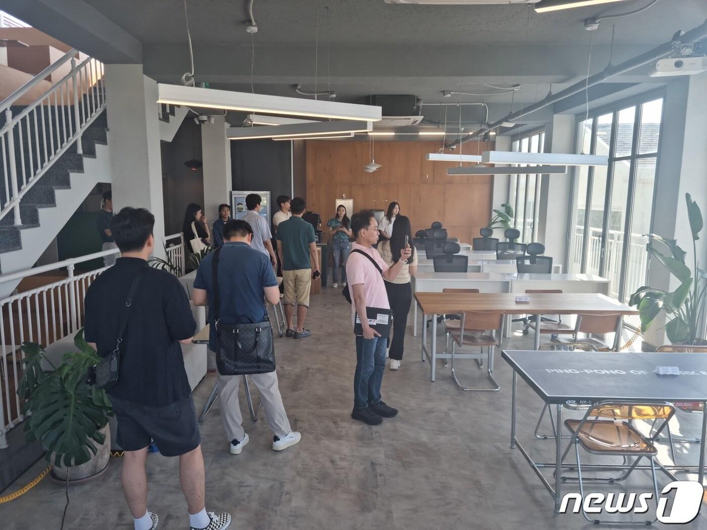 본문 이미지 - 워케이션 시설 둘러보는 기업들(제주도 제공)