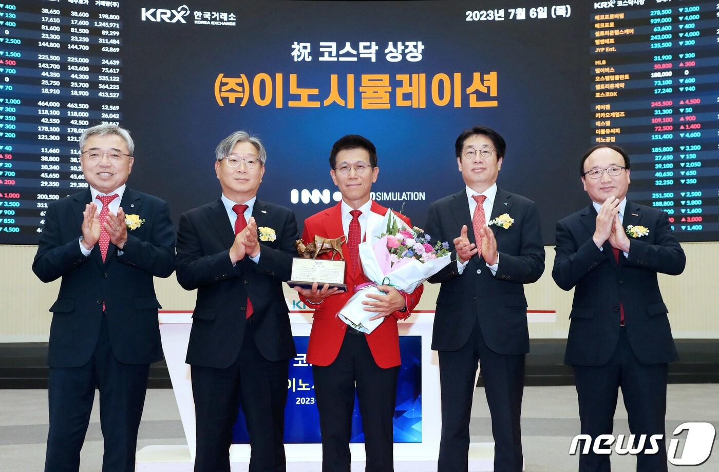 본문 이미지 - 6일 서울 영등포구 한국거래소에서 열린 '이노시뮬레이션 코스닥시장 상장기념식'에서 상장기념패 전달 후 채남기 한국IR협의회 회장(왼쪽부터), 홍순욱 한국거래소 코스닥시장본부장, 조준희 이노시뮬레이션 대표이사, 박병기 하나증권 본부장, 강왕락 코스닥협회 부회장이 기념촬영을 하고 있다. (한국거래소 제공) 2023.7.6/뉴스1