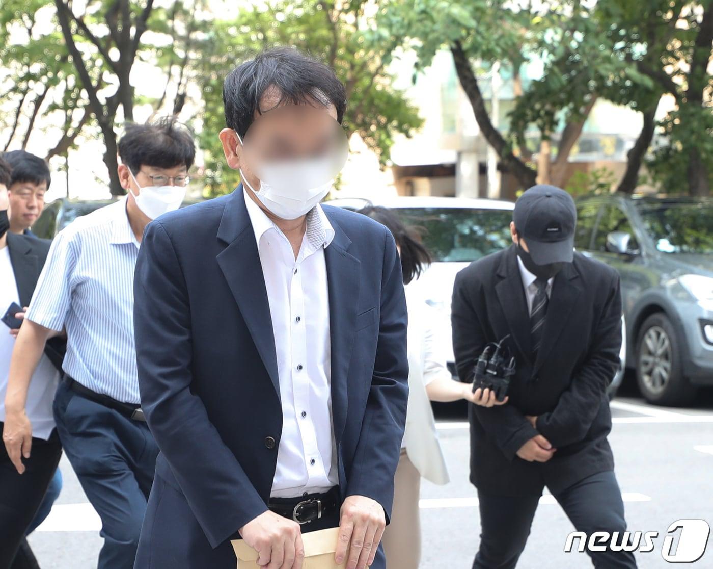 본문 이미지 - 소시에테제네랄(SG)증권발 주가폭락 사태의 핵심 가담자인 증권사 부장 한모씨(왼쪽)와 갤러리 대표 남모씨가 6일 오전 서울 양천구 서울남부지방법원에서 열린 구속 전 피의자심문(영장실질심사)에 출석하고 있다. 2023.7.6/뉴스1 ⓒ News1 신웅수 기자