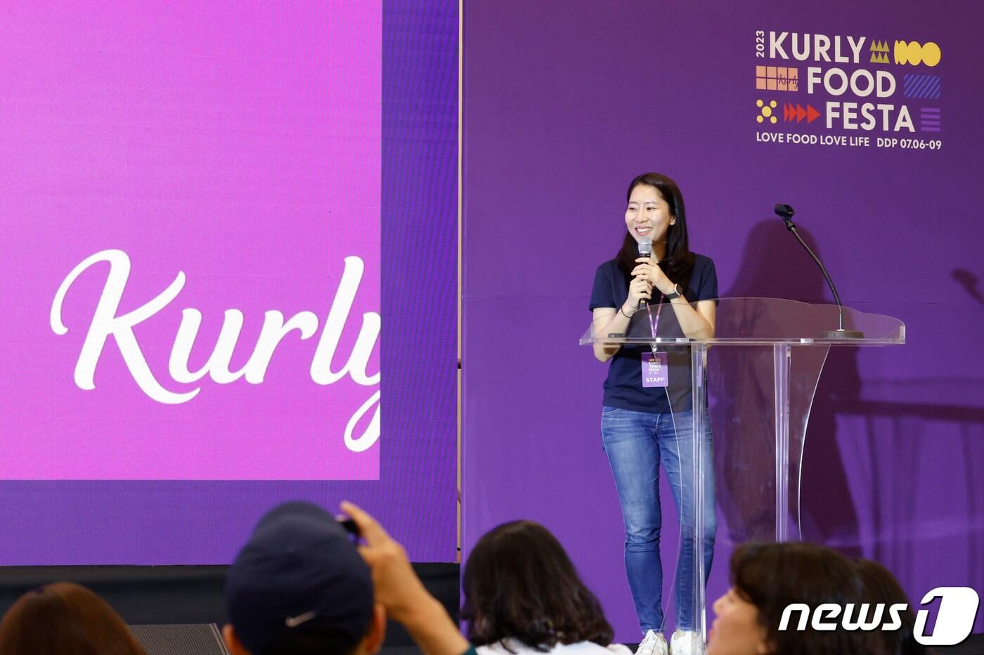 본문 이미지 - 김슬아 컬리 대표가 '2023 컬리 푸드 페스타'에서 지속가능한 유통 생태계에 대해 이야기를 하고 있다.(컬리 제공)