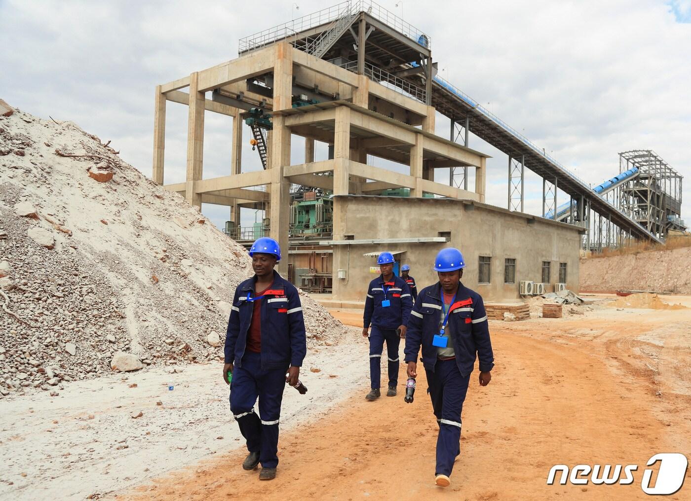 본문 이미지 - 짐바브웨 고로몬지 소재 리튬 채굴 및 가공 시설 앞을 노동자들이 보인다. 2023.7.5 ⓒ 로이터=뉴스1
