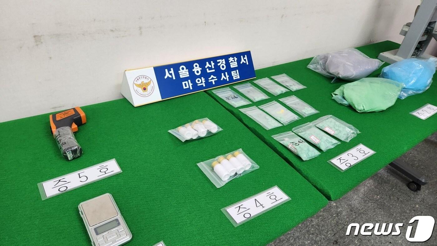 본문 이미지 - 일당 현장에서 발견된 마약 제조 및 유통 증거 물품. (용산경찰서 제공) 2023.7.6/뉴스1