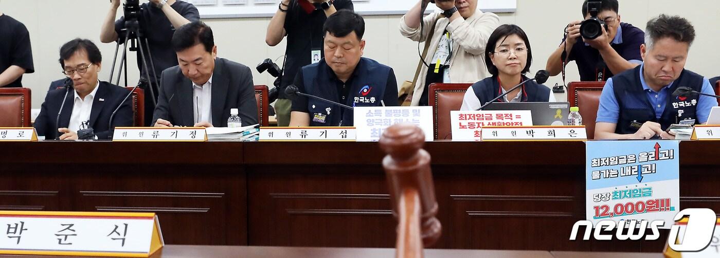 본문 이미지 - 6일 오후 세종시 정부세종청사에서 열린 최저임금위원회 제11차 전원회의에 참석한 이명로 사용자위원, 류기정 사용자위원, 류기섭 근로자위원, 박희은 근로자위원(왼쪽부터)등이 2024년도 최저임금 2차 수정안 제시를 준비하며 회의를 진행하고 있다.2024.7.6/뉴스1 ⓒ News1 김기남 기자