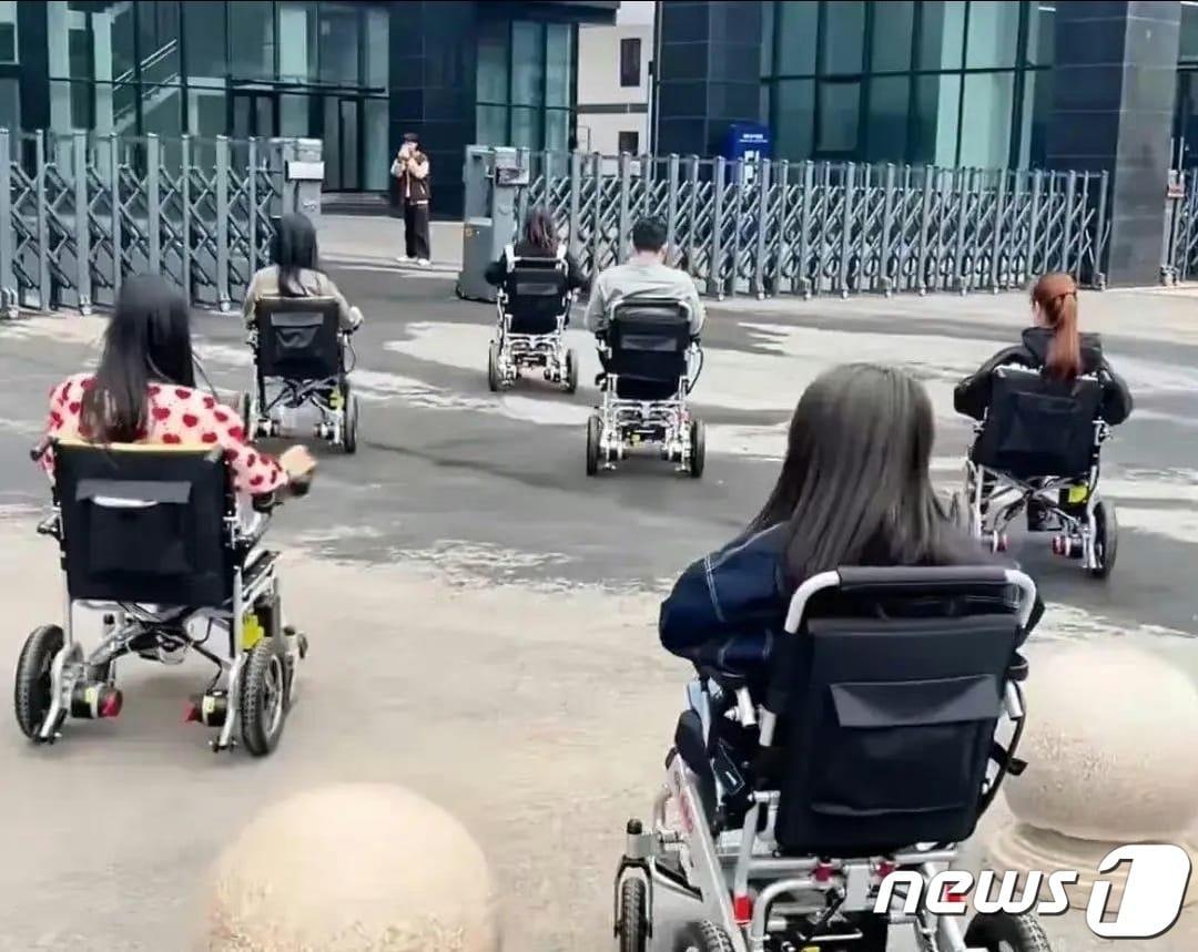 본문 이미지 - 전동 휠체어를 이용해 출근하는 청년들. 중국 SNS 갈무리.