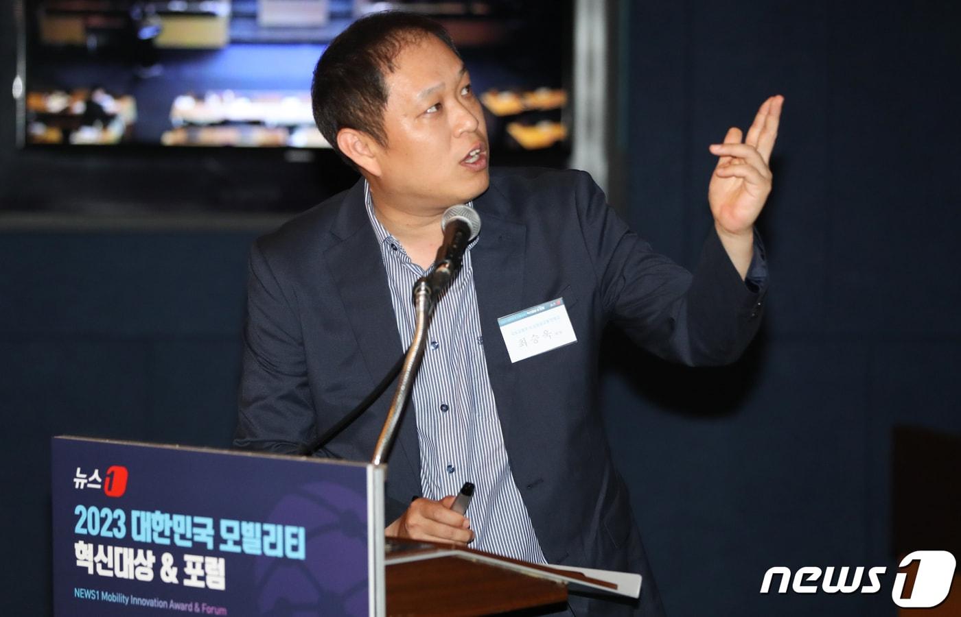 본문 이미지 - 최승욱 국토교통부 도심항공교통정책 과장이 6일 서울 중구 대한상공회의소 의원회의실에서 열린 ‘2023 대한민국 모빌리티 혁신대상&포럼’에서 ‘글로벌 선도 K-UAM, 2025년 실증사업’을 주제로 발표하고 있다. 2023.7.6/뉴스1 ⓒ News1 허경 기자