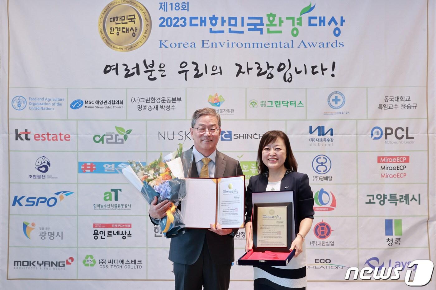 본문 이미지 - 황준기 용인시 제2부시장(왼쪽)과 시 관계자가 지난 5일 대한민국환경대상’을 수상한 뒤 기념촬영을 하고 있다.(용인시 제공)