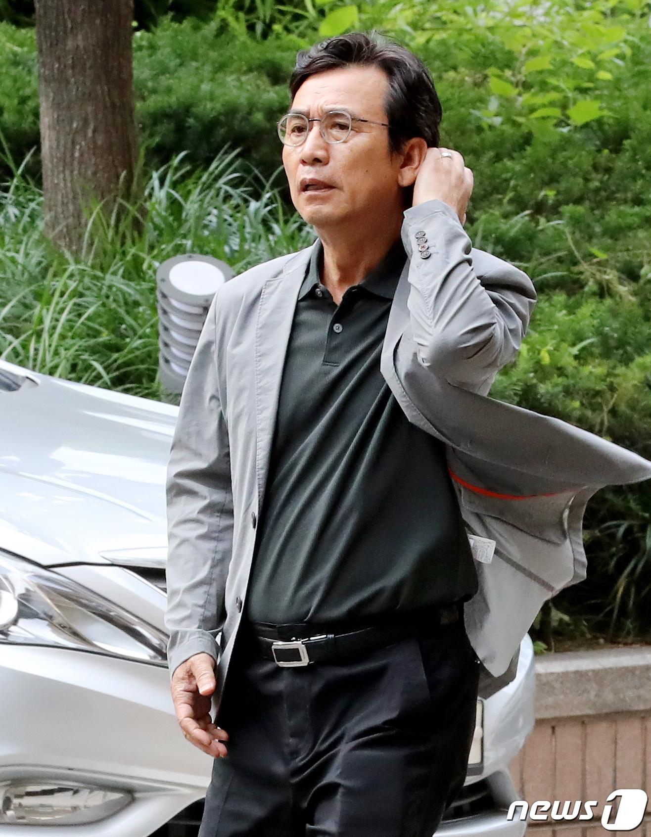 본문 이미지 - 한동훈 법무부 장관 명예훼손 혐의로 1심에서 벌금형 받은 유시민 전 노무현재단 이사장이 지난 7월 6일 오후 서울 마포구 서부지법에서 열린 첫 항소심에 출석하고 있다. 1심에서 재판부는 유 전 이사장의 발언이 추측이나 의견 표명이 아닌 구체적인 사실 적시에 해당한다며 벌금 500만 원을 선고했다. 2023.7.6/뉴스1 ⓒ News1 장수영 기자