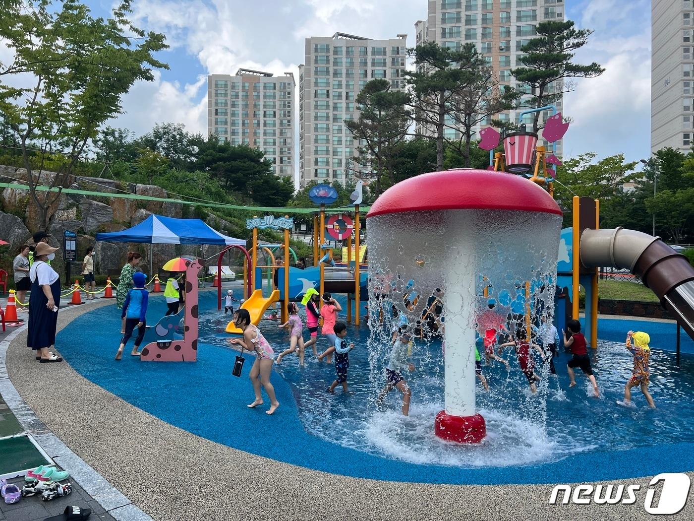 본문 이미지 - 용인시가 물놀이장과 물놀이형 바닥분수 등 무더위를 식힐 수 있는 시설을 본격 운영한다. 사진은 별다올 어린이공원 조합 물놀이장.(용인시 제공)