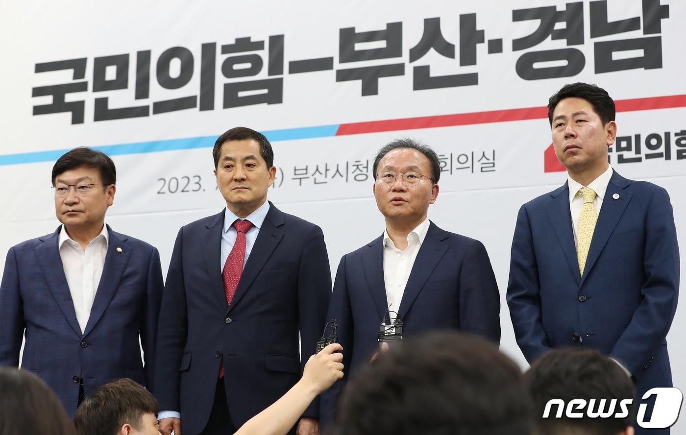 본문 이미지 - 윤재옥 국민의힘 원내대표가 6일 오후 부산시청 대회의실에서 부산·경남 지역언론 브리핑을 하고 있다. 왼쪽부터 정점식 국민의힘 경남도당위원장, 박대출 국민의힘 정책위의장, 윤재옥 국민의힘 원내대표, 전봉민 국민의힘 부산시당위원장 직무대행. 2023.7.6/뉴스1 ⓒ News1 윤일지 기자