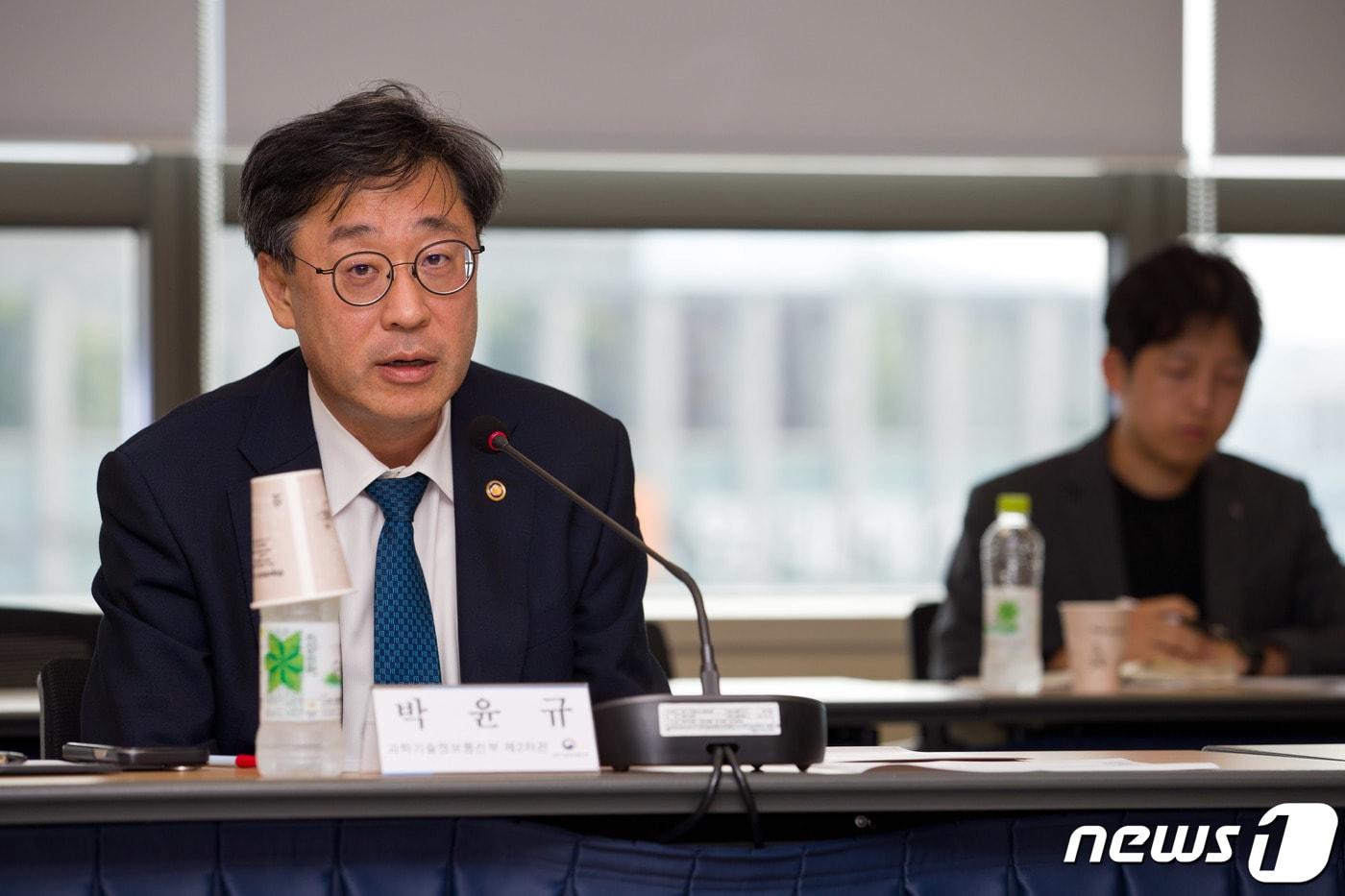 본문 이미지 - 박윤규 과학기술정보통신부 제2차관이 이달 6일 오후 서울 종로구 광화문교보빌딩 국가과학기술자문회의 대회의실에서 열린 '제2차 디지털 전략반 회의'에서 인사말을 하고 있다. (과학기술정보통신부 제공) 2023.7.6/뉴스1