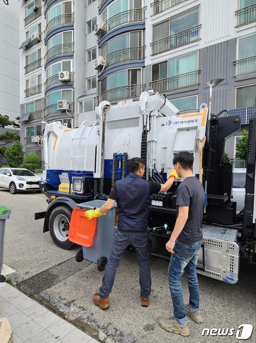 본문 이미지 - 전북 전주시가 지난 1일부터 시해되고 있는 ‘권역별 청소책임제’의 안정적인 정착을 위해 쓰레기 수거현장에 대한 점검을 강화한다.(전주시 제공)/뉴스1