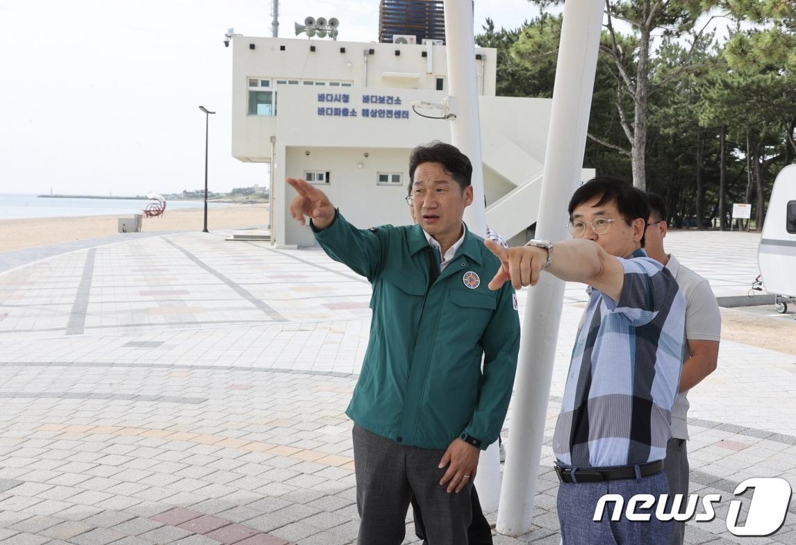 본문 이미지 -  김남일 경북 포항부시장이 6일 오후 북구 영일대해수욕장 개장을 앞두고 시설물 점검을 하고 있다..(포항시제공)2023.7.6/뉴스1