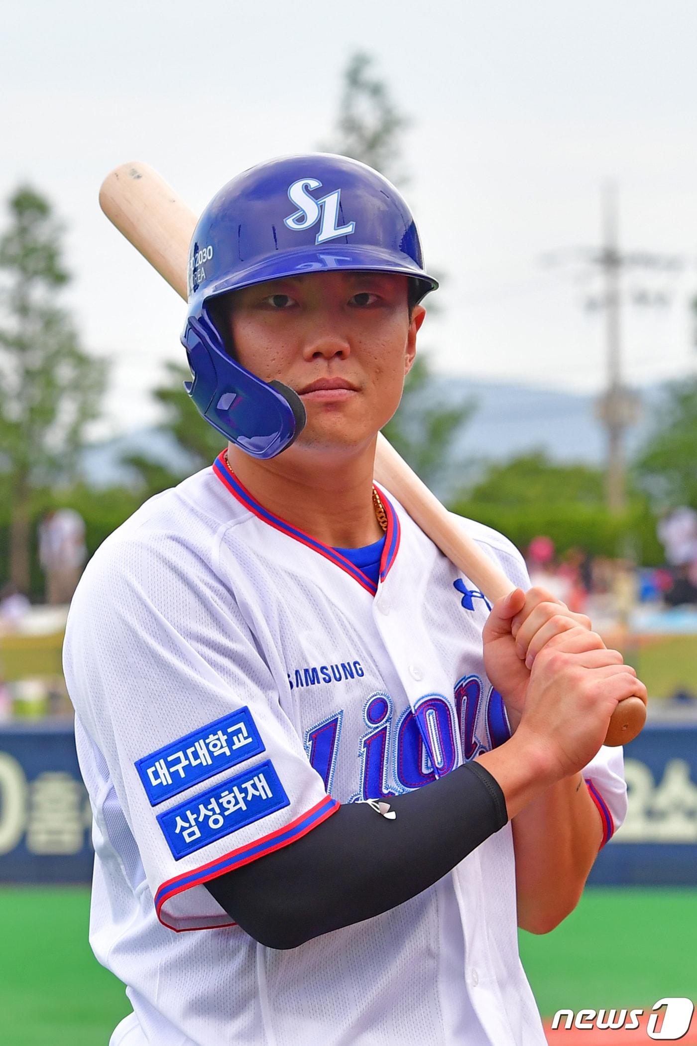 본문 이미지 - 삼성 라이온즈 내야수 류지혁이 6일 오후 경북 포항야구장에서 열린 두산 베어즈와 3연전 마지막 경기를 앞두고 포토타임을 갖고 있다. 류지혁은 5일 기아 타이거즈에서 삼성 포수 김태군과 전격 트레이드 됐다.2023.7.6/뉴스1 ⓒ News1 최창호 기자