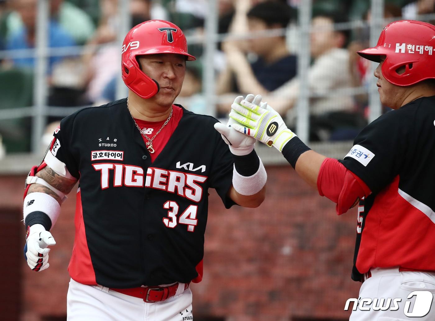 본문 이미지 - 6일 오후 인천 미추홀구 SSG 랜더스 필드에서 열린 '2023 신한 SOL KBO리그 KIA 타이거즈와 SSG 랜더스'의 경기 2회초 무사 주자 없는 상황, KIA 최형우가 홈런을 친 뒤 기뻐하고 있다. 2023.7.6/뉴스1 ⓒ News1 김민지 기자