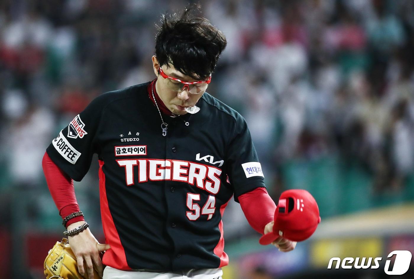 6일 오후 인천 미추홀구 SSG 랜더스 필드에서 열린 '2023 신한 SOL KBO리그 KIA 타이거즈와 SSG 랜더스'의 경기 5회말 경기를 무실점으로 막아낸 KIA 양현종이 더그아웃으로 향하며 팬들에게 인사하고 있다. 2023.7.6/뉴스1 ⓒ News1 김민지 기자