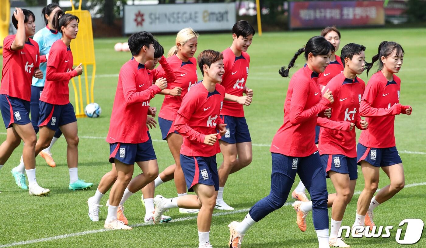 본문 이미지 - 2023 국제축구연맹(FIFA) 호주·뉴질랜드 여자 월드컵에 나서는 대표팀 선수들이 7일 경기도 파주NFC에서 훈련을 하고 있다. 2023.7.7/뉴스1 ⓒ News1 허경 기자