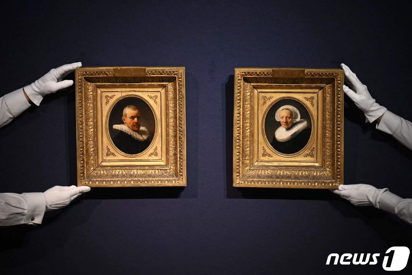 본문 이미지 - 렘브란트가 그린 얀 빌렘스 반 데르 플럼과 야헨 카렐의 초상화 ⓒ AFP=뉴스1