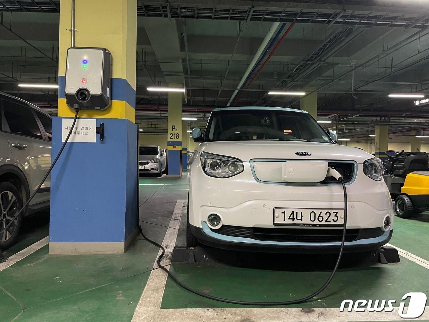 본문 이미지 - 용인시의 한 지하주차장에서 전기자동차가 충전을 하고 있는 모습.(용인시 제공)