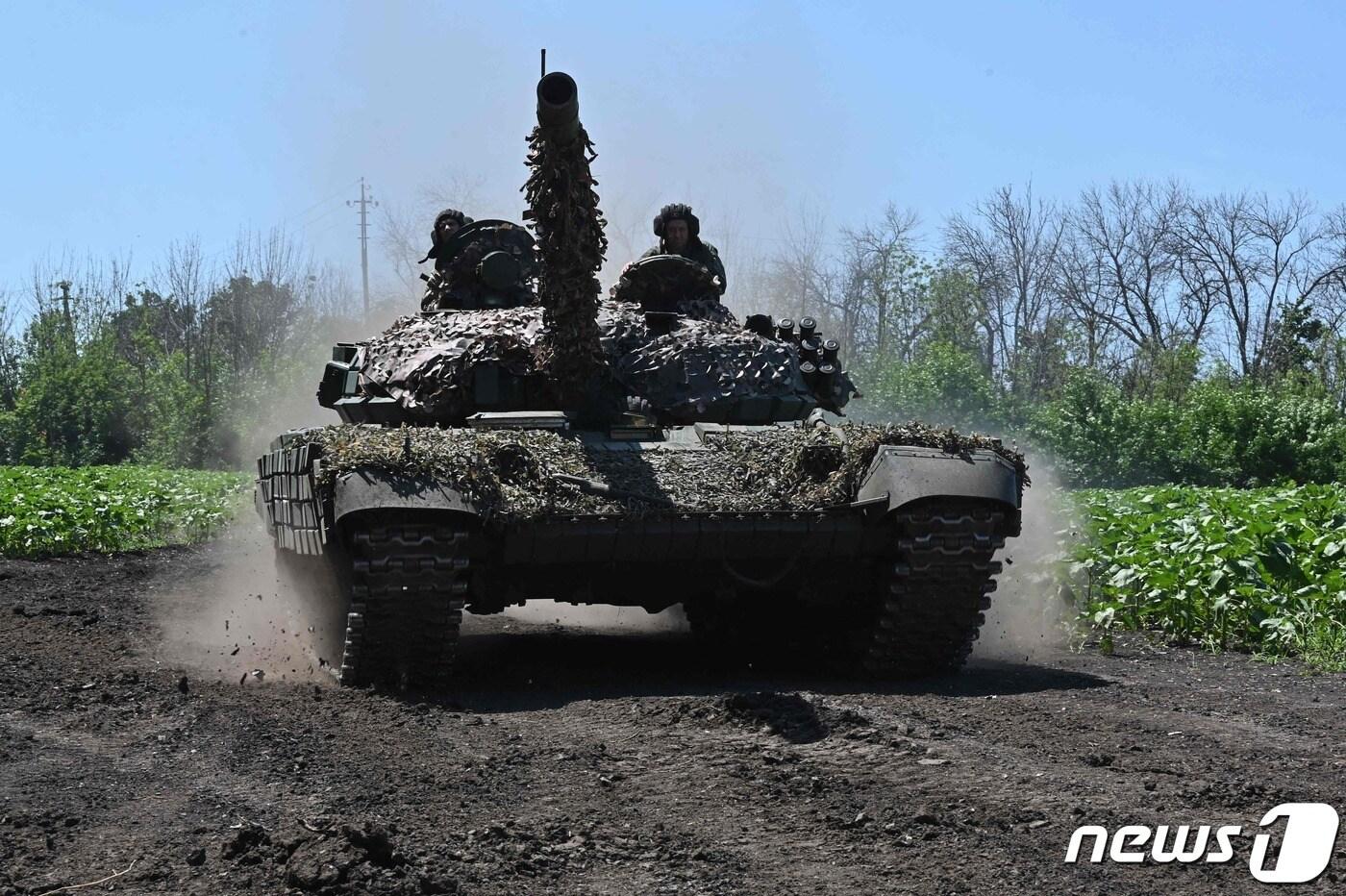6일(현지시간) 우크라이나 하르키우 전선에서 병사가 탱크를 타고 러시아 군을 향해 진격을 하고 있다. 2023.7.7 ⓒ AFP=뉴스1 ⓒ News1 우동명 기자