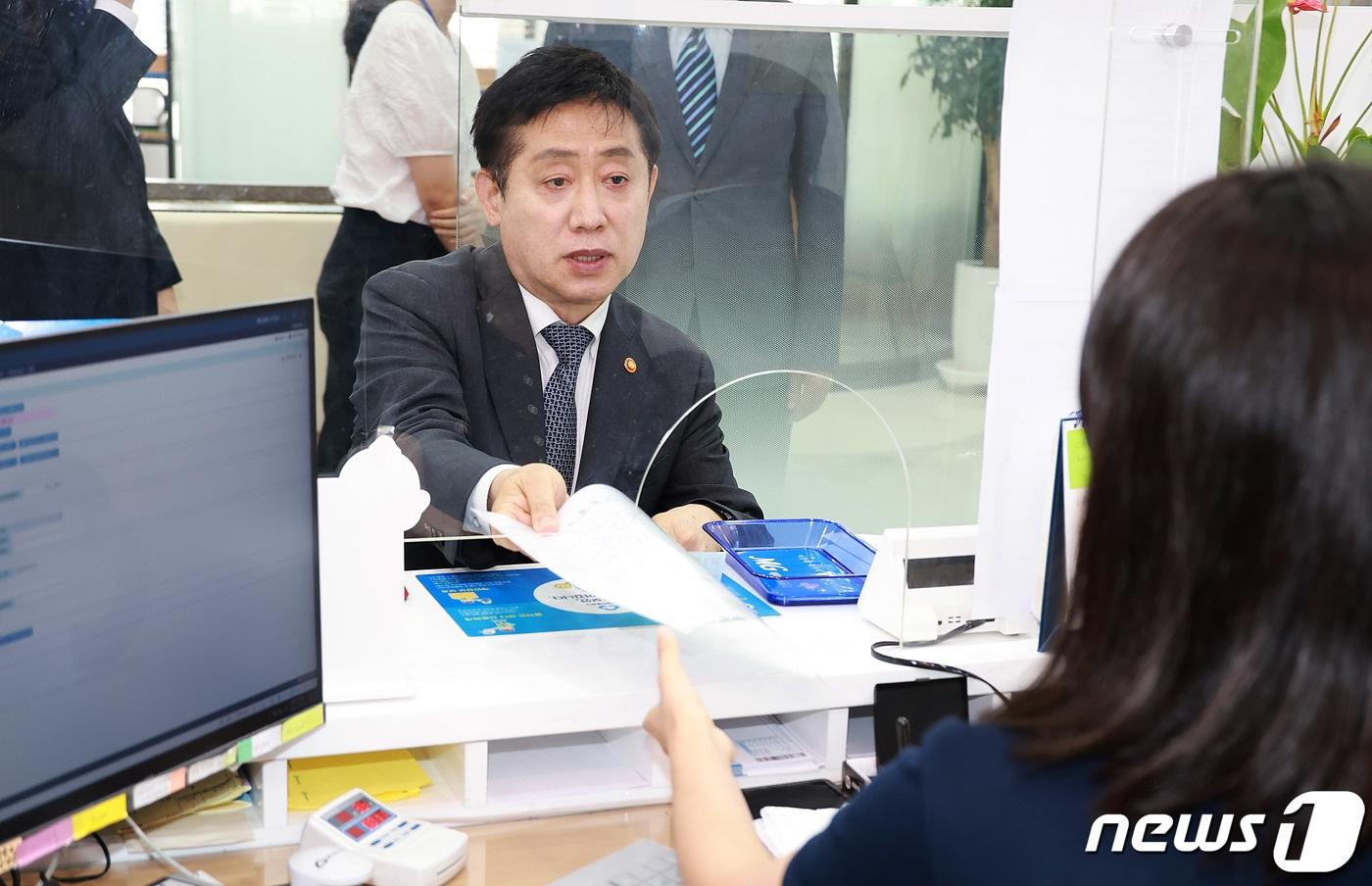 본문 이미지 - 김주현 금융위원회 위원장이 7일 서울 종로구 새마을금고 본점을 방문해 6000만원을 예금하고 있다. 이날 김 위원장은 '정부는 보유한 모든 정책수단을 활용해 새마을금고를 지원할 것'임을 강조했다. (금융위원회 제공) 2023.7.7/뉴스1