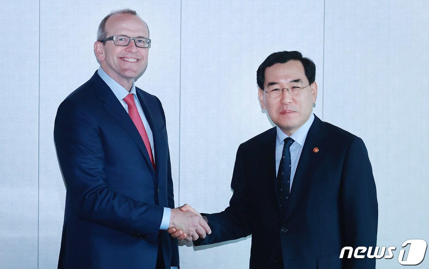 이창양 산업통상자원부 장관이 지난 7일 오전 서울 중구 플라자호텔에서 미국 4세대 SMR 기업인 테라파워사의 크리스 르베크 CEO와 면담 전 악수하고 있다. (산업통상자원부 제공) 2023.7.7/뉴스1