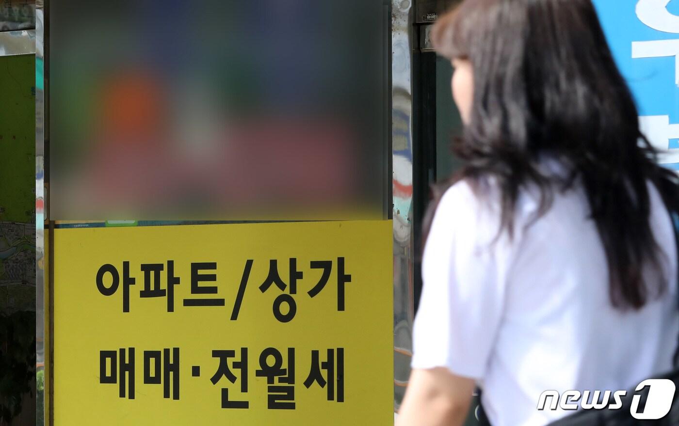 본문 이미지 - 7일 서울 노원구 부동산 밀집지역에 시민들이 지나가고 있다. 2023.7.7/뉴스1 ⓒ News1 김성진 기자