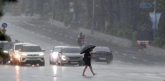 본문 이미지 - 전북 전주시 백제대로에서 우산을 쓴 시민들이 발걸음을 재촉하고 있다. 2023.7.7/뉴스1 ⓒ News1 유경석 기자