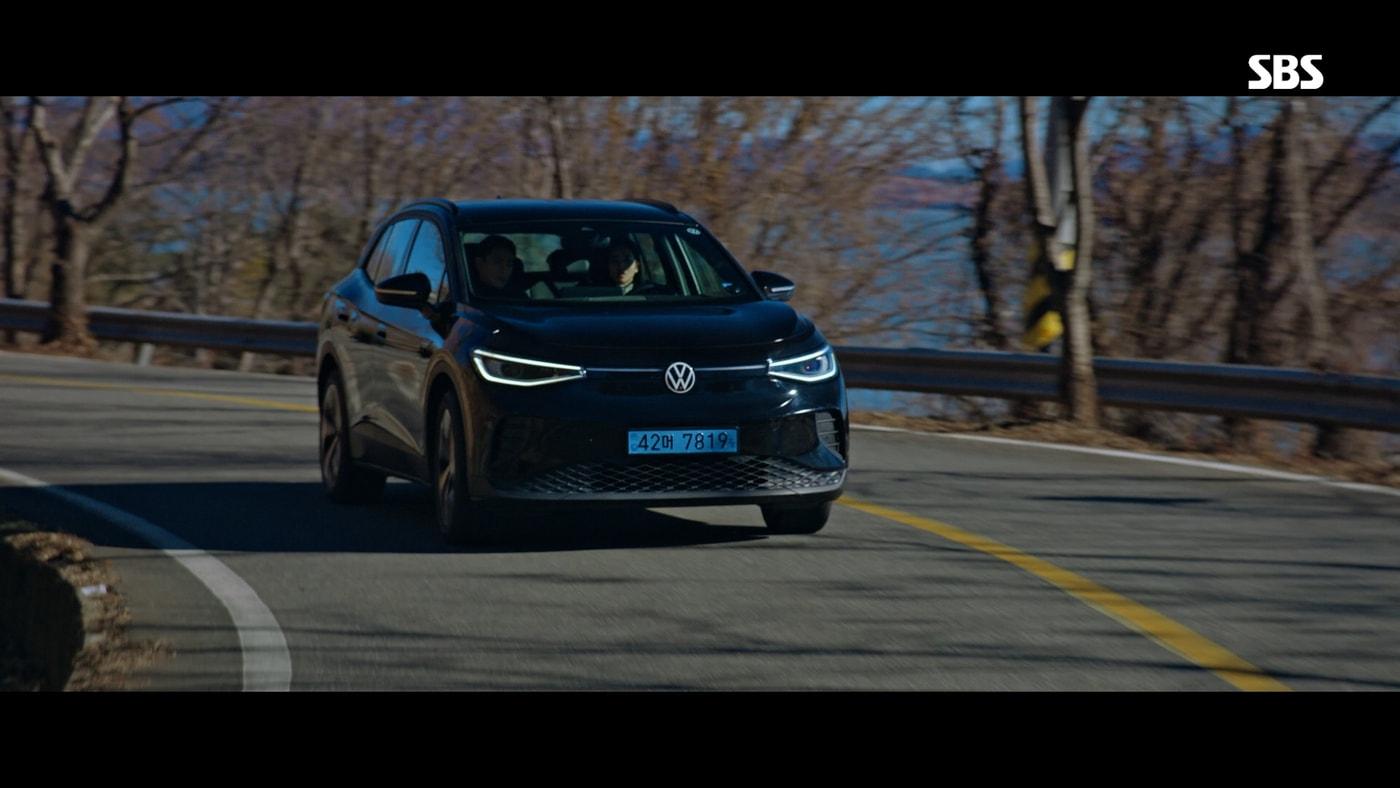 드라마 '악귀' 속 ID.4가 주행하는 모습(폭스바겐코리아 제공)