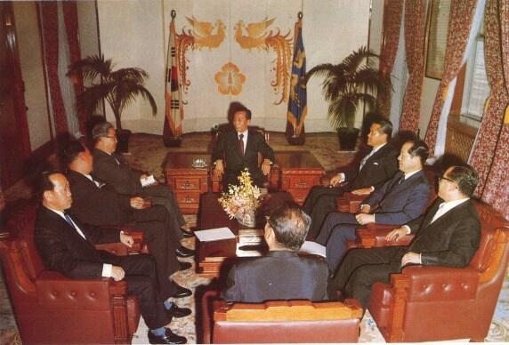 본문 이미지 - 1972년 5월31일 박성철 북한 제2부상이 서울 방문에서 박정희 대통령을 만나고 있다.  (통일부 제공)