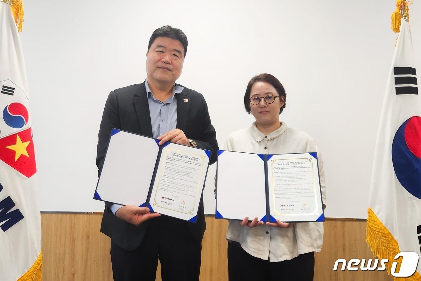  김년호 롱안코참 회장(왼쪽)과 지호선 팍스농 대표이사가 기념사진을 찍고 있다. 